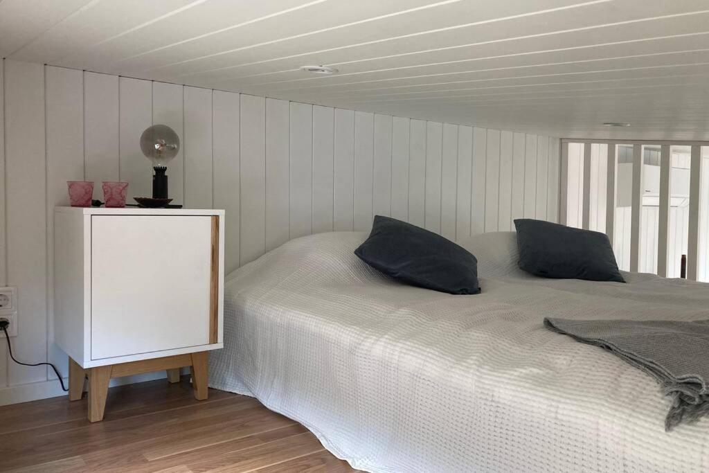 Cabin In The Woods, Close To Lake Maelaren Eskilstuna Ngoại thất bức ảnh